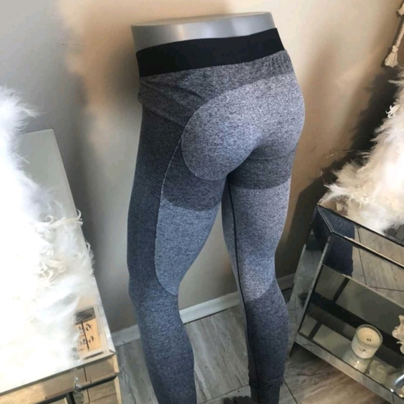 FASHION NOVA BUTT ENHANCER LEGGINGS LIKE NEW - Picture 2 of 3